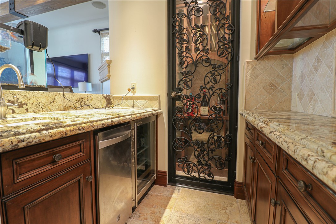 1119 Pine Street Huntington Beach, CA 92648 - Photo 8 of 33 Wet Bar