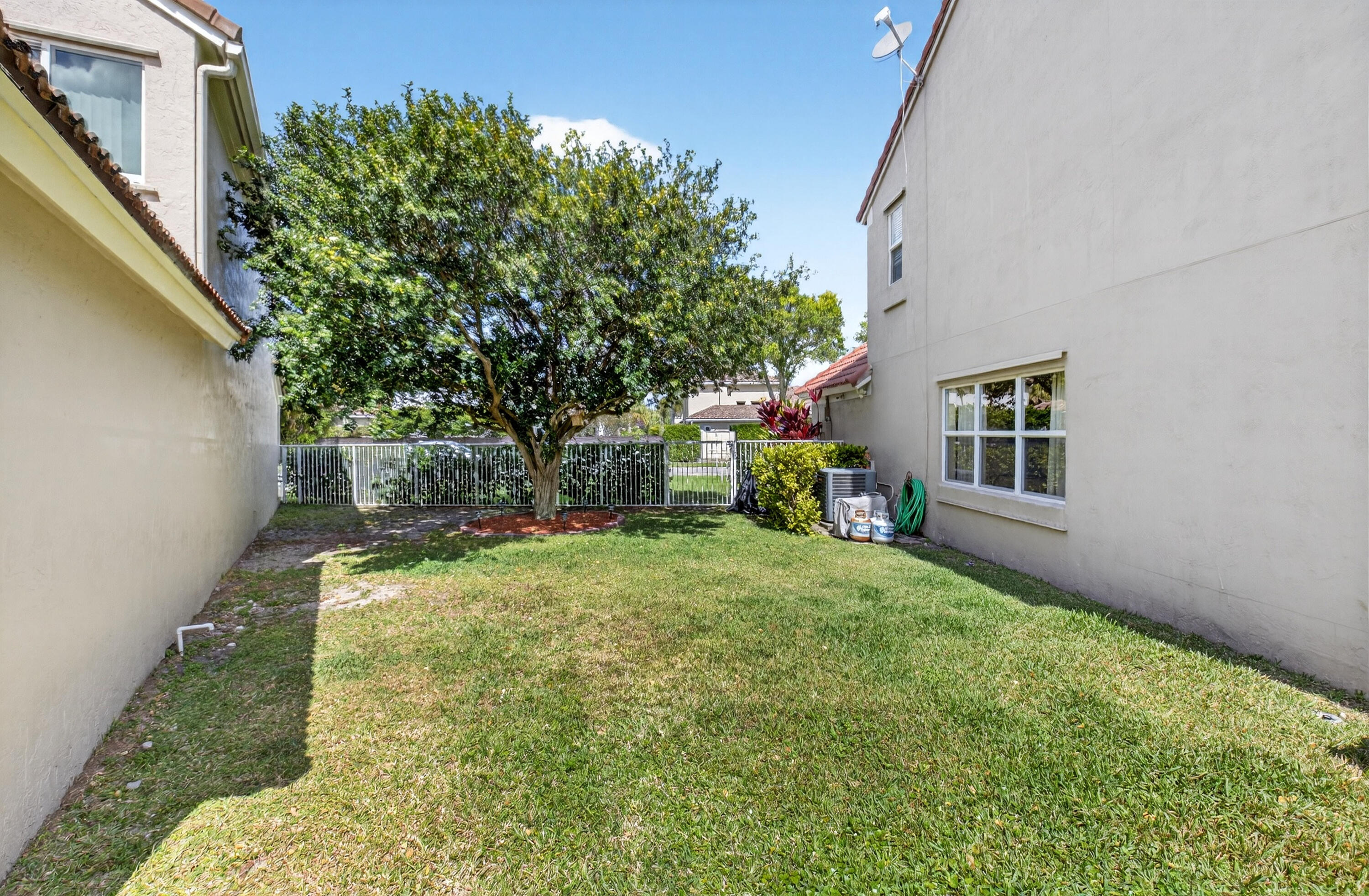 9712 Vía Emilie Boca Raton, FL 33428 - Photo 33 of 49 Large Fenced Yard