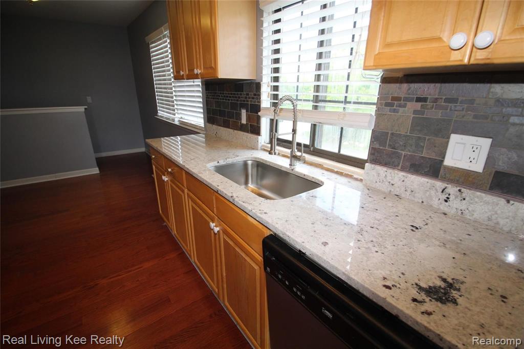 2939 Meadowbrook Drive Rochester Hills, MI 48309 - Photo 4 of 29