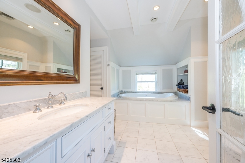 27 Village Road New Vernon, NJ 07976 - Photo 14 of 29