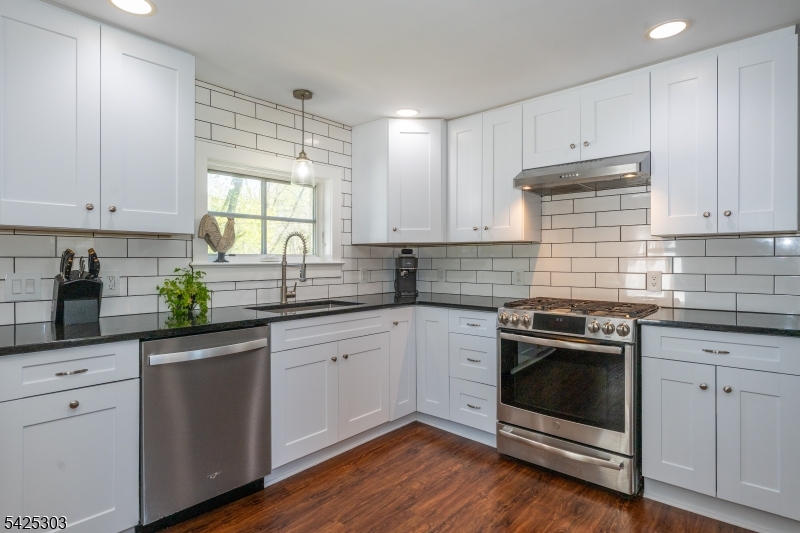 27 Village Road New Vernon, NJ 07976 - Photo 5 of 29