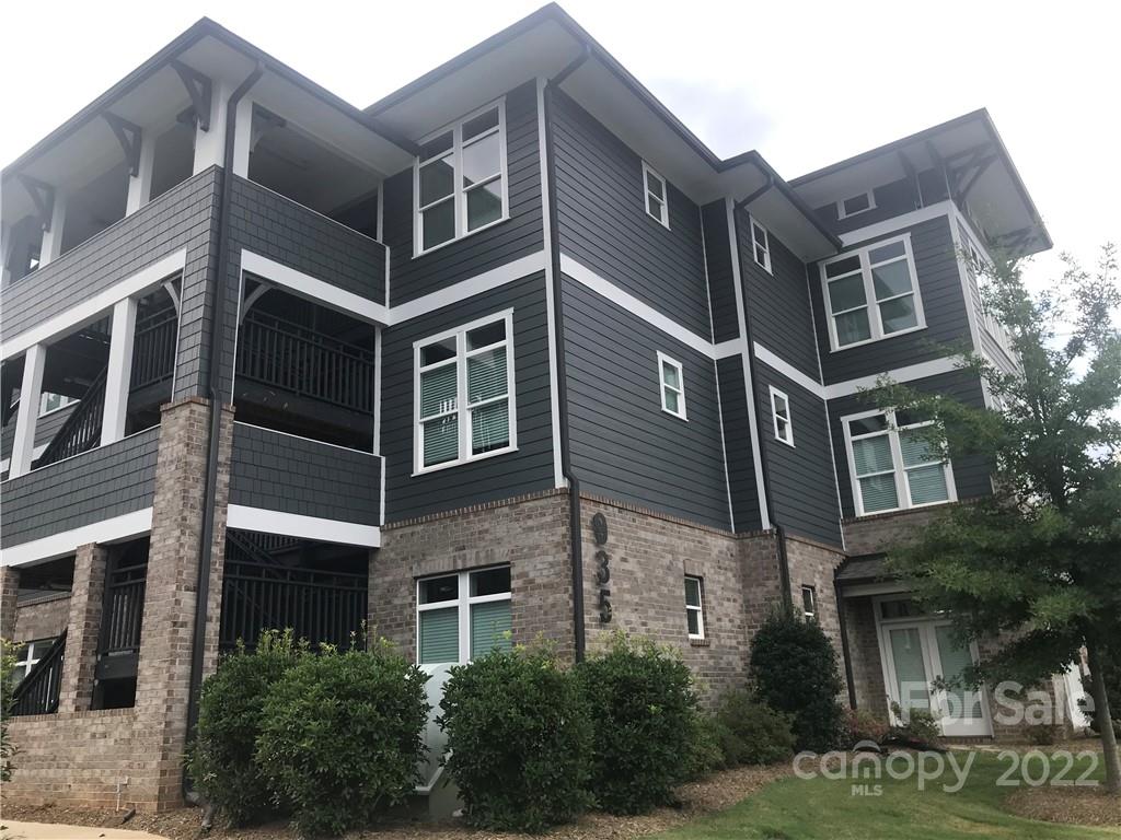 935 McAlway Road, Unit 306 Charlotte, NC 28211 - Photo 2 of 35 a front view of a building with a yard