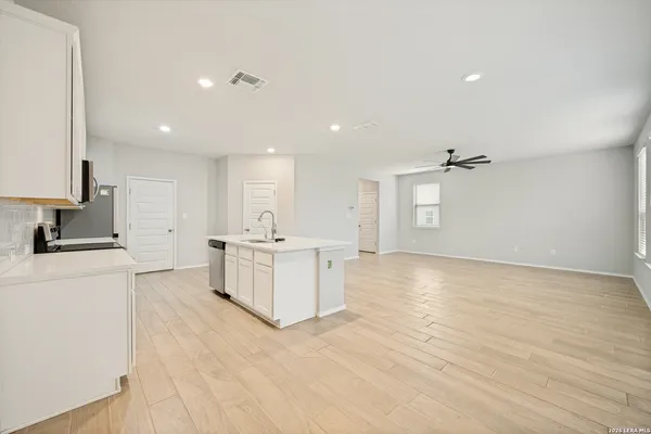 $2,500 | 11038 Airmen Drive, Converse, TX 78109