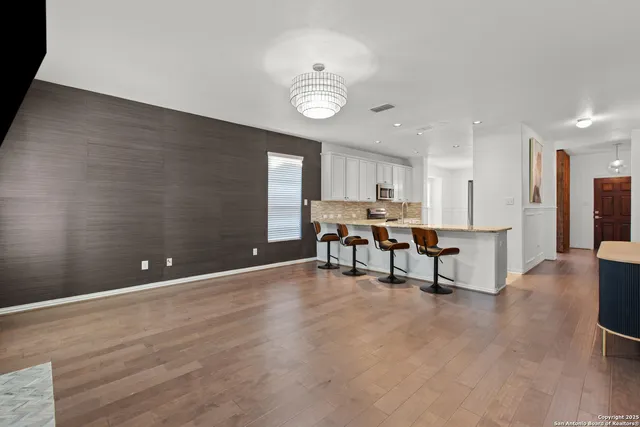 a view of a livingroom with furniture and a ceiling fan