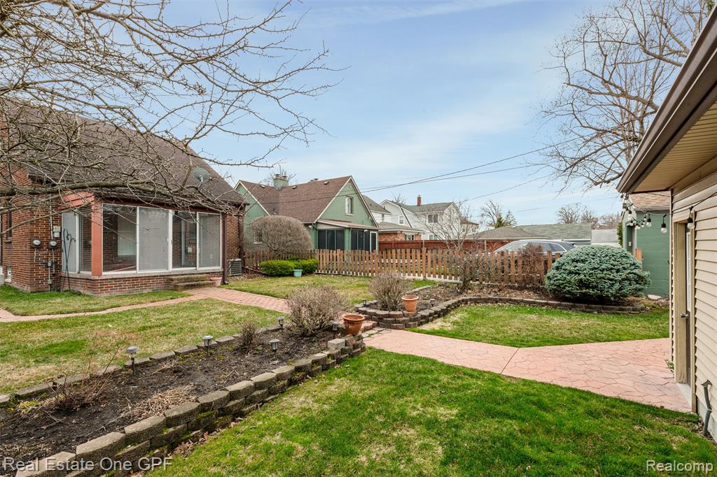 1488 Roslyn Road Grosse Pointe Woods, MI 48236 - Photo 32 of 40