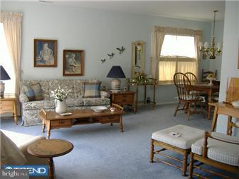 25 Stratford Road Southampton, NJ 08088 - Photo 2 of 12 Living Room