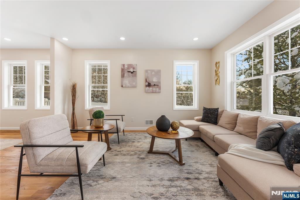 10 Old Rifle Camp Road Woodland Park, NJ 07424 - Photo 4 of 39