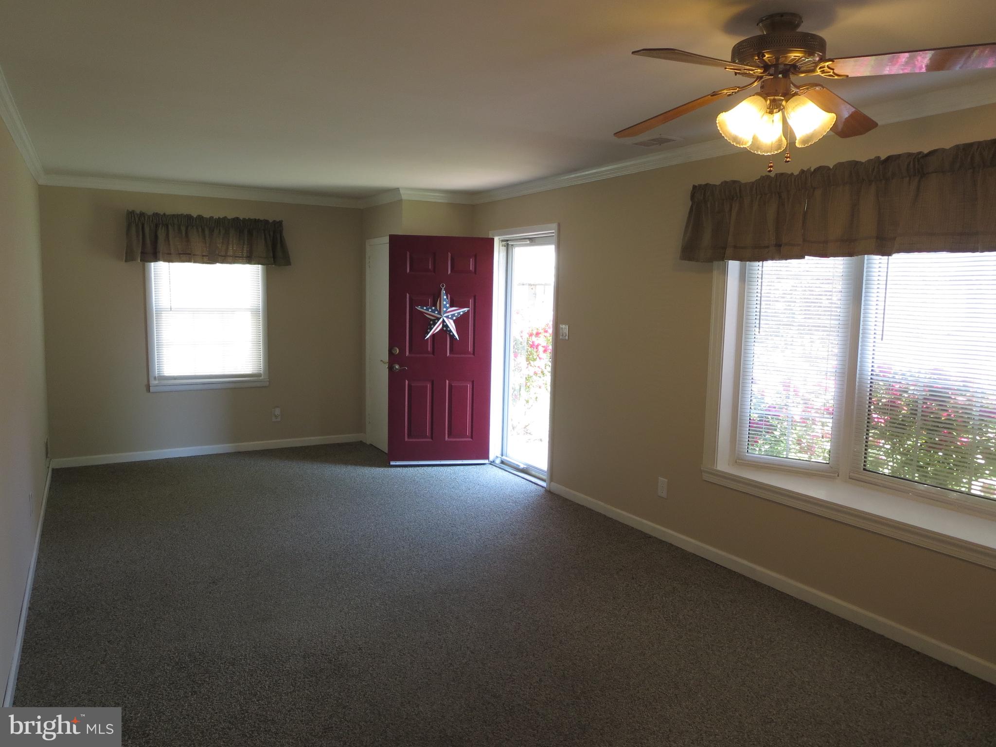 404 Blackstone Road Newark, DE 19713 - Photo 3 of 21 Combined Living/Dining