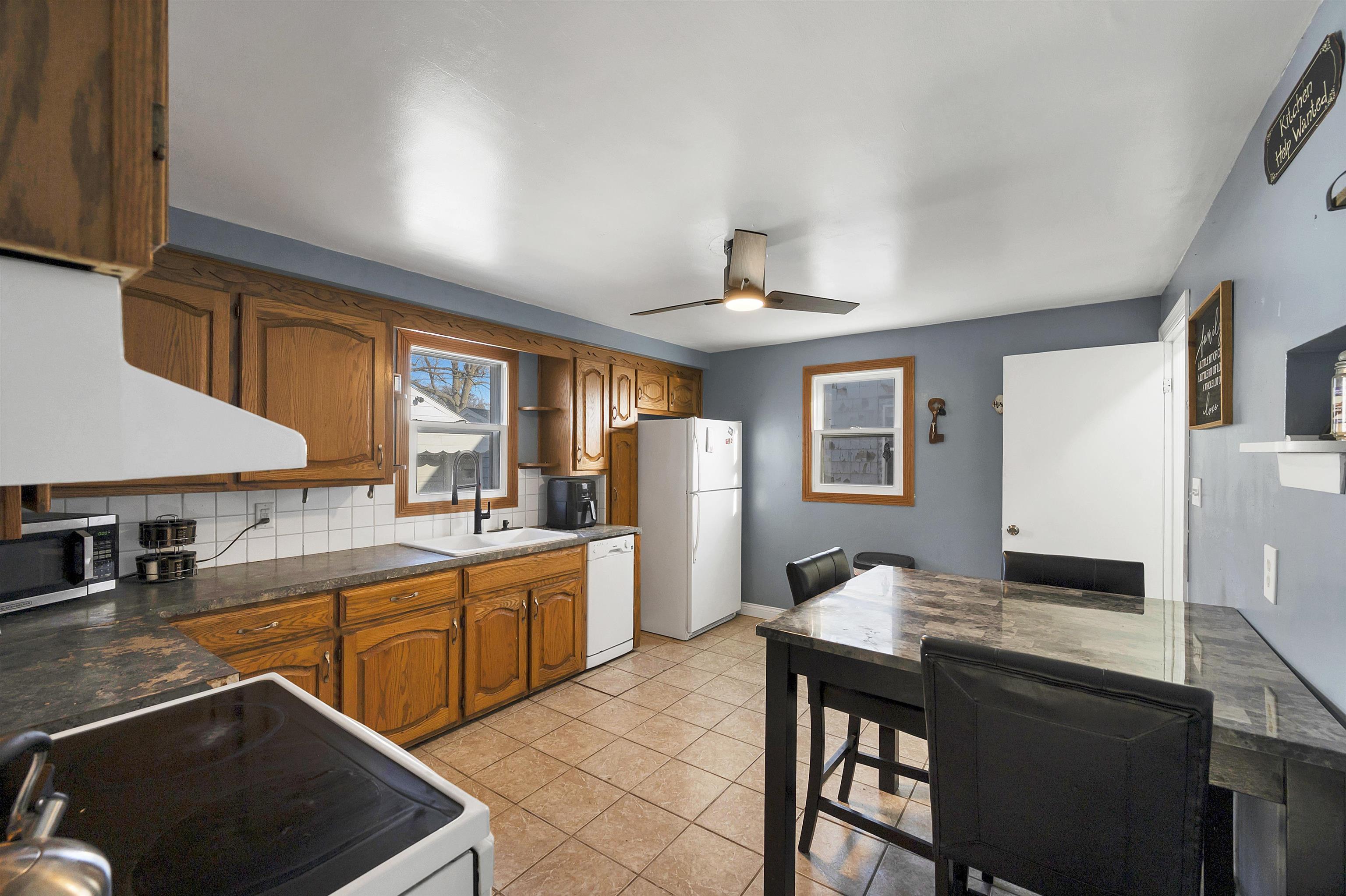 658 Appleton Road Menasha, WI 54952 - Photo 12 of 34