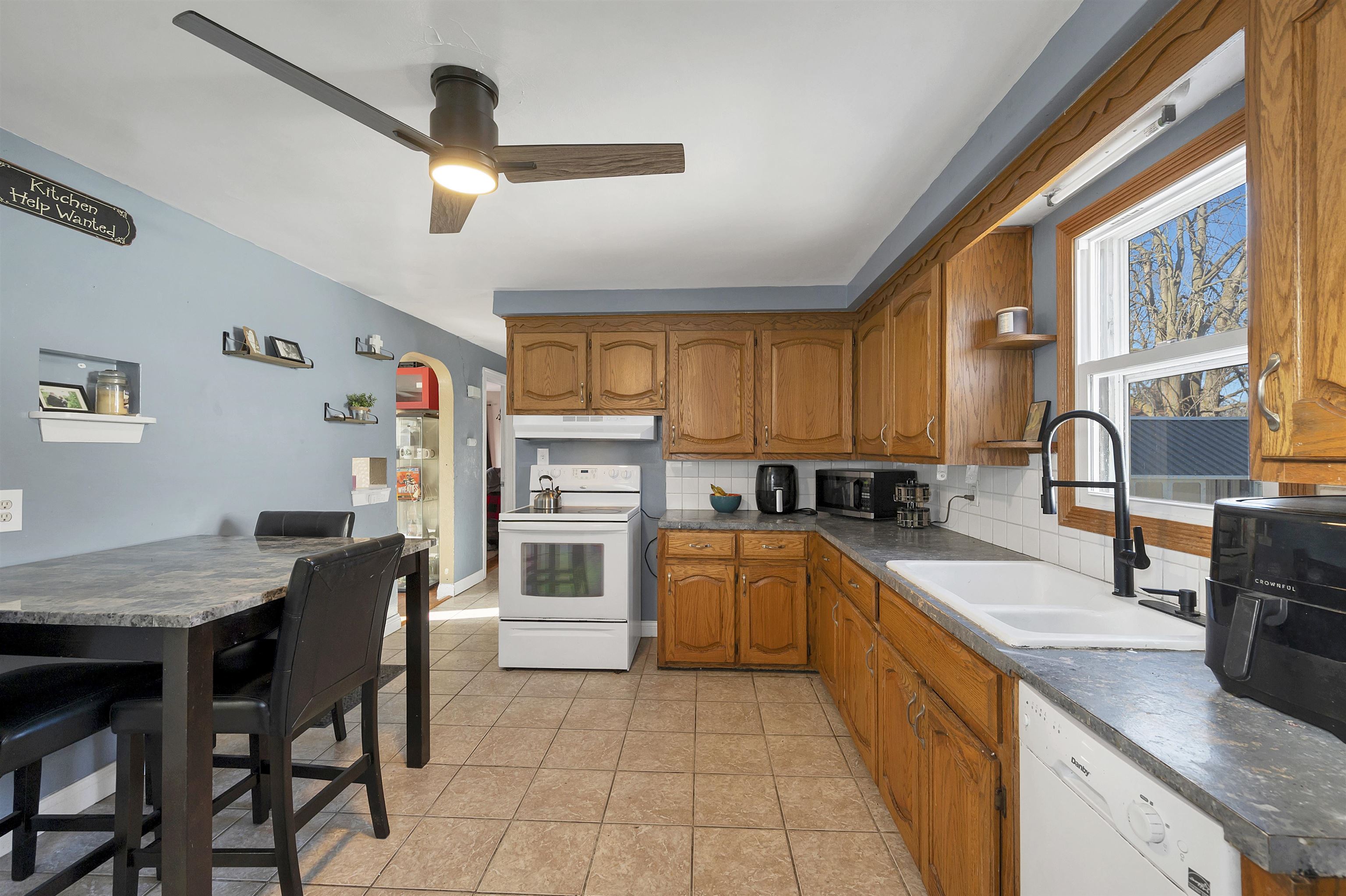 658 Appleton Road Menasha, WI 54952 - Photo 2 of 34