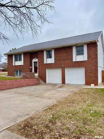 $199,900 | 204 Massey Lane, Jacksonville, IL 62650