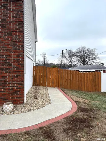 $199,900 | 204 Massey Lane, Jacksonville, IL 62650