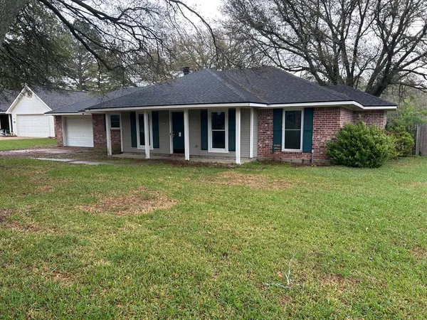 a view of a yard in front of a house