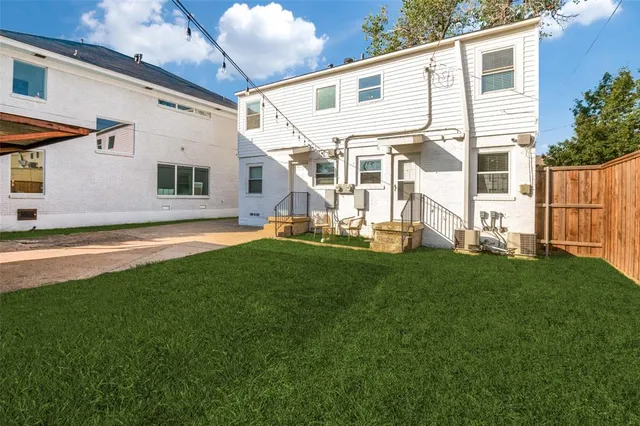 a view of a house with a backyard