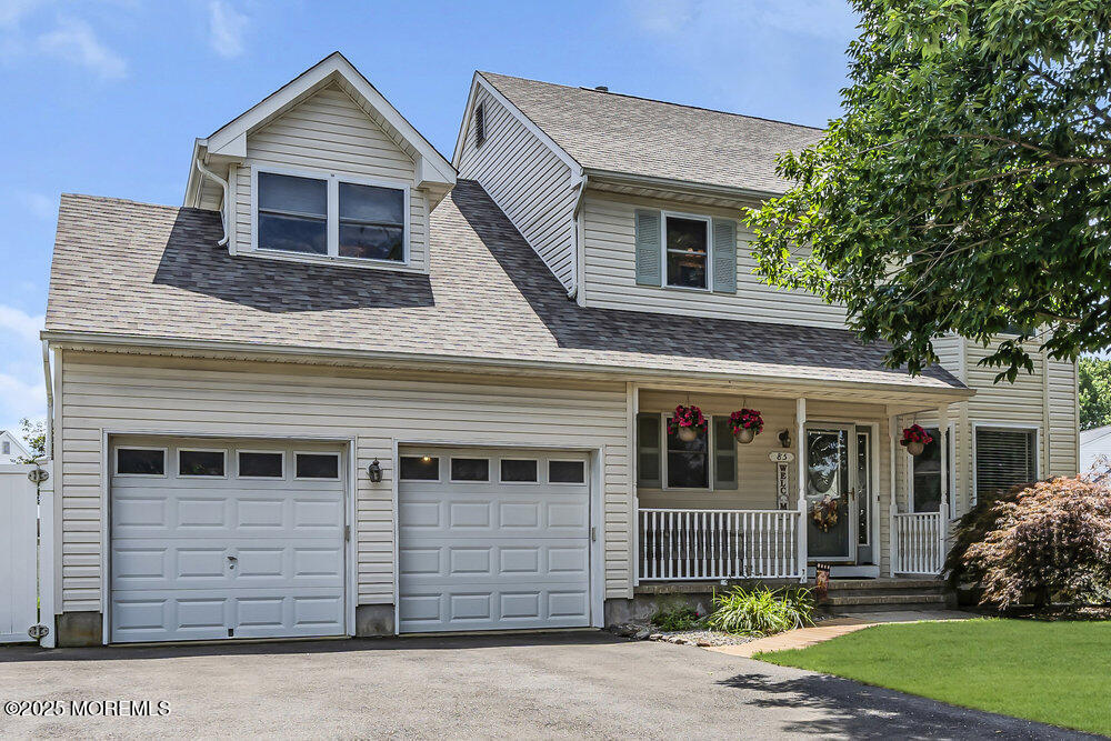 85 Mapletree Road Toms River, NJ 08753 - Photo 3 of 73 a front view of a house with garden