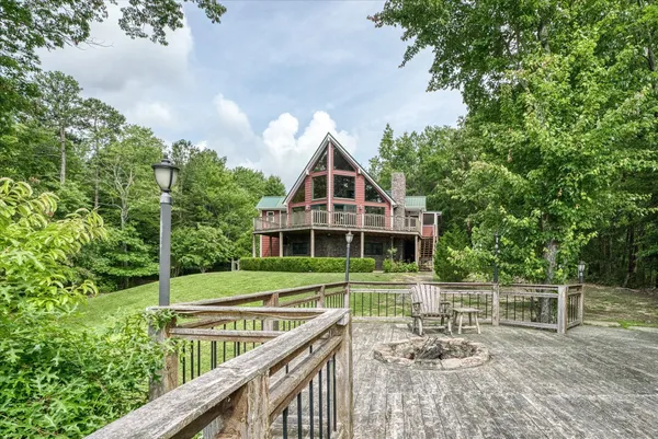 a view of a backyard