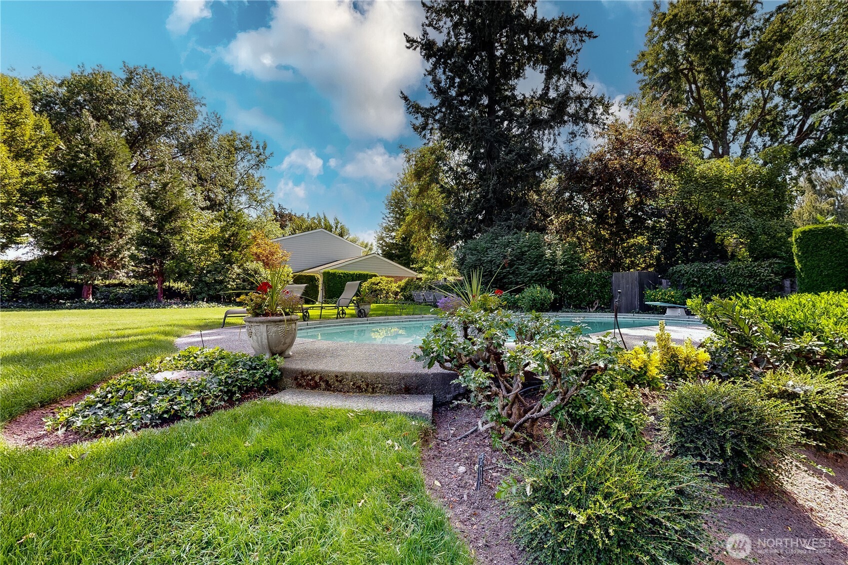240 Stone Street Walla Walla, WA 99362 - Photo 40 of 40 a view of a garden with lawn chairs