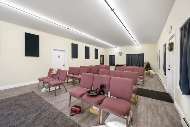 $999,999 | 136 Main Street, Winterport, ME 04496