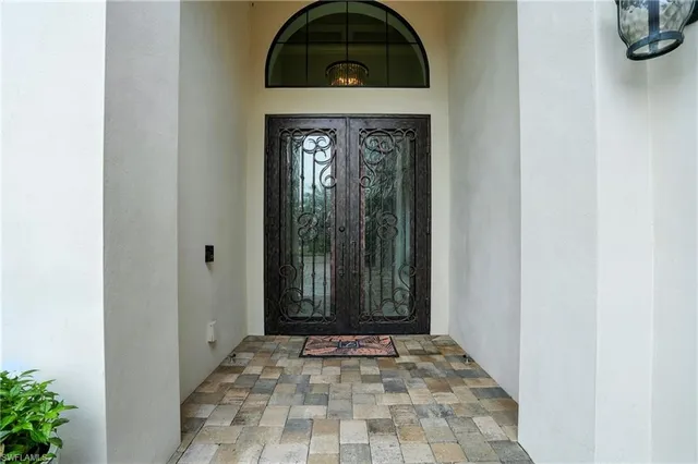 a view of entryway with a rug