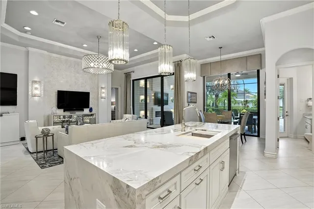 a large kitchen with kitchen island a large island in it