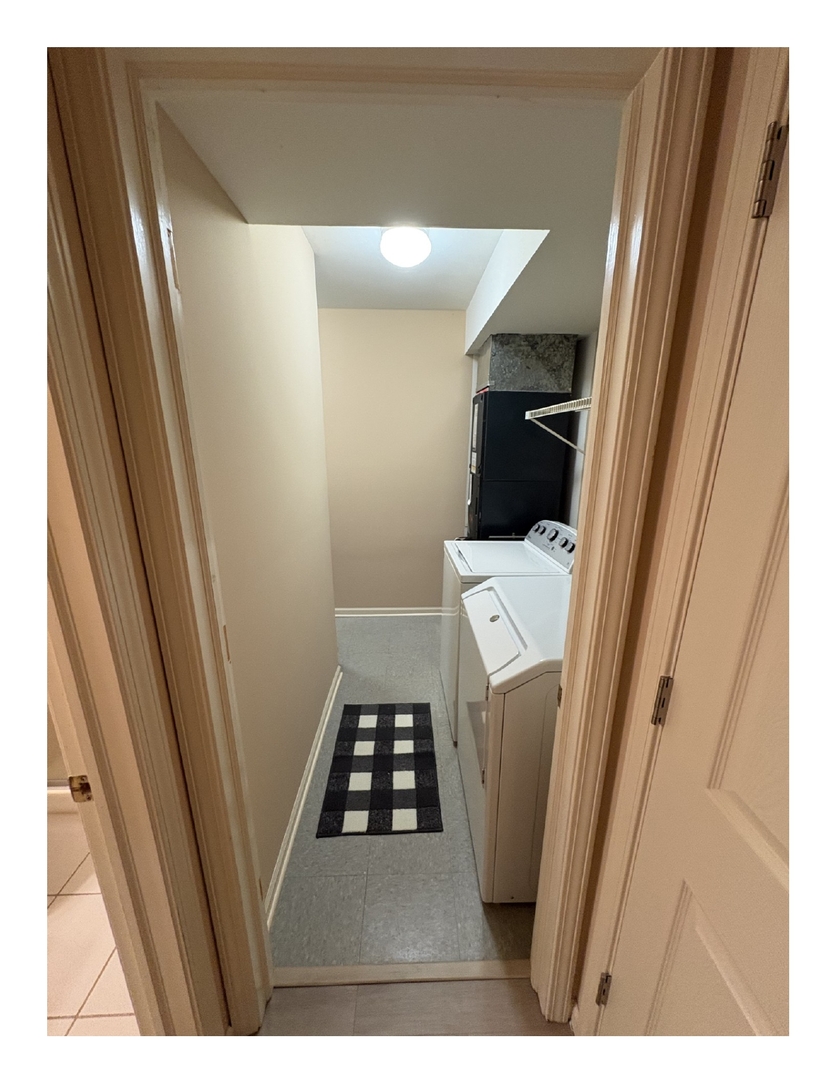 1249 Oak Hill Road, Unit CONDO Lake Barrington, IL 60010 - Photo 8 of 22 a view of bathroom