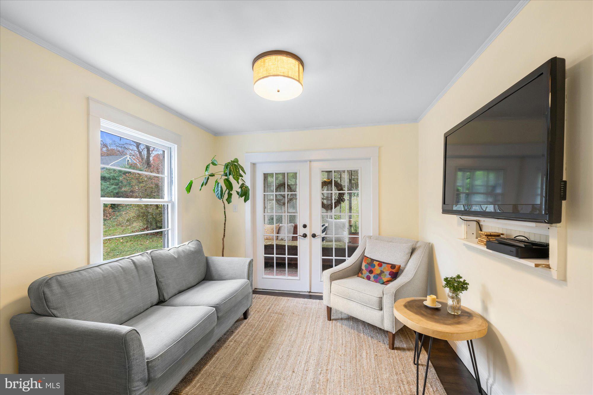 3010 Fayette Road Kensington, MD 20895 - Photo 13 of 54 a living room with furniture and a flat screen tv
