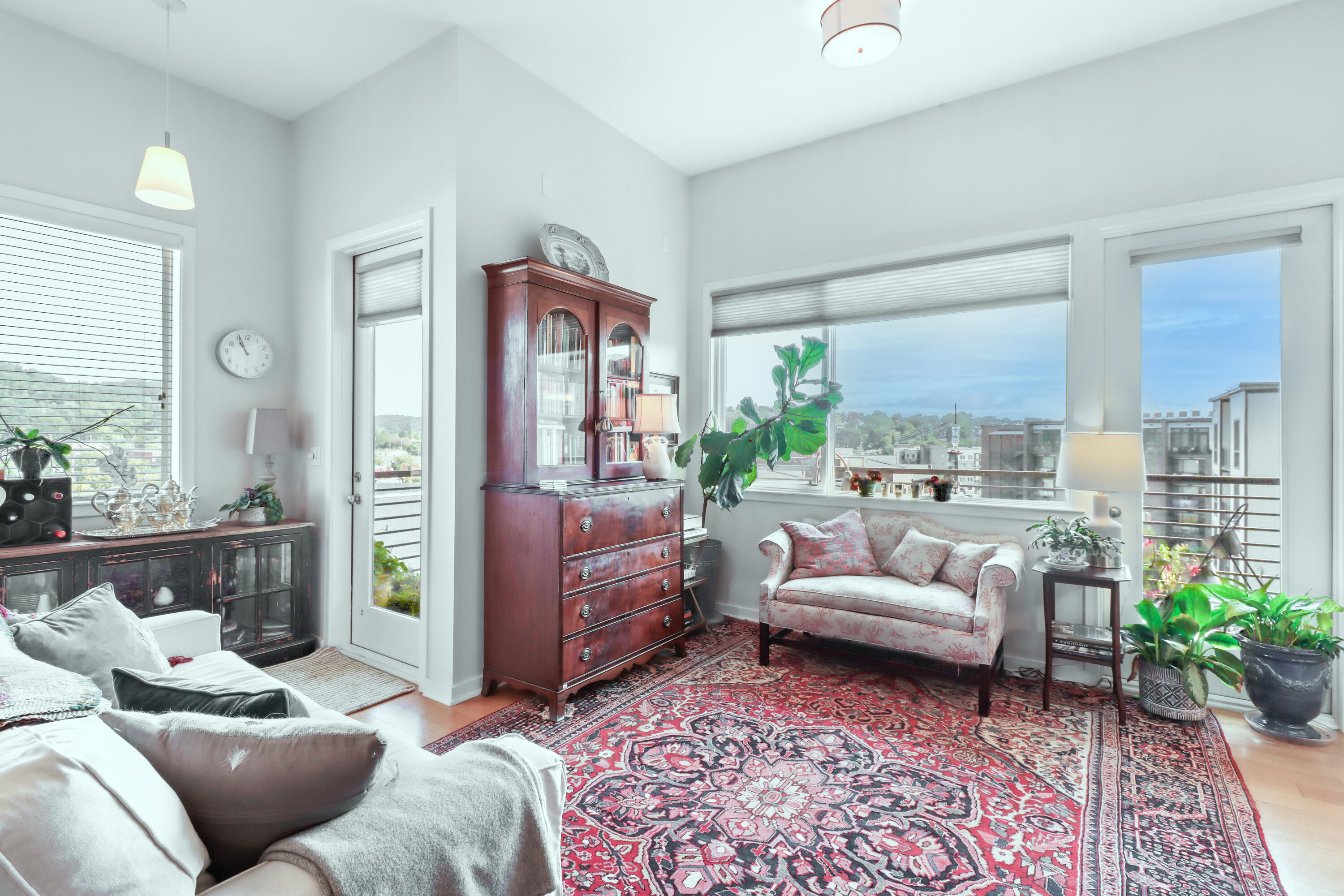 200 Manufacturers Road, Unit 717 Chattanooga, TN 37405 - Photo 4 of 31 living room with great natural light