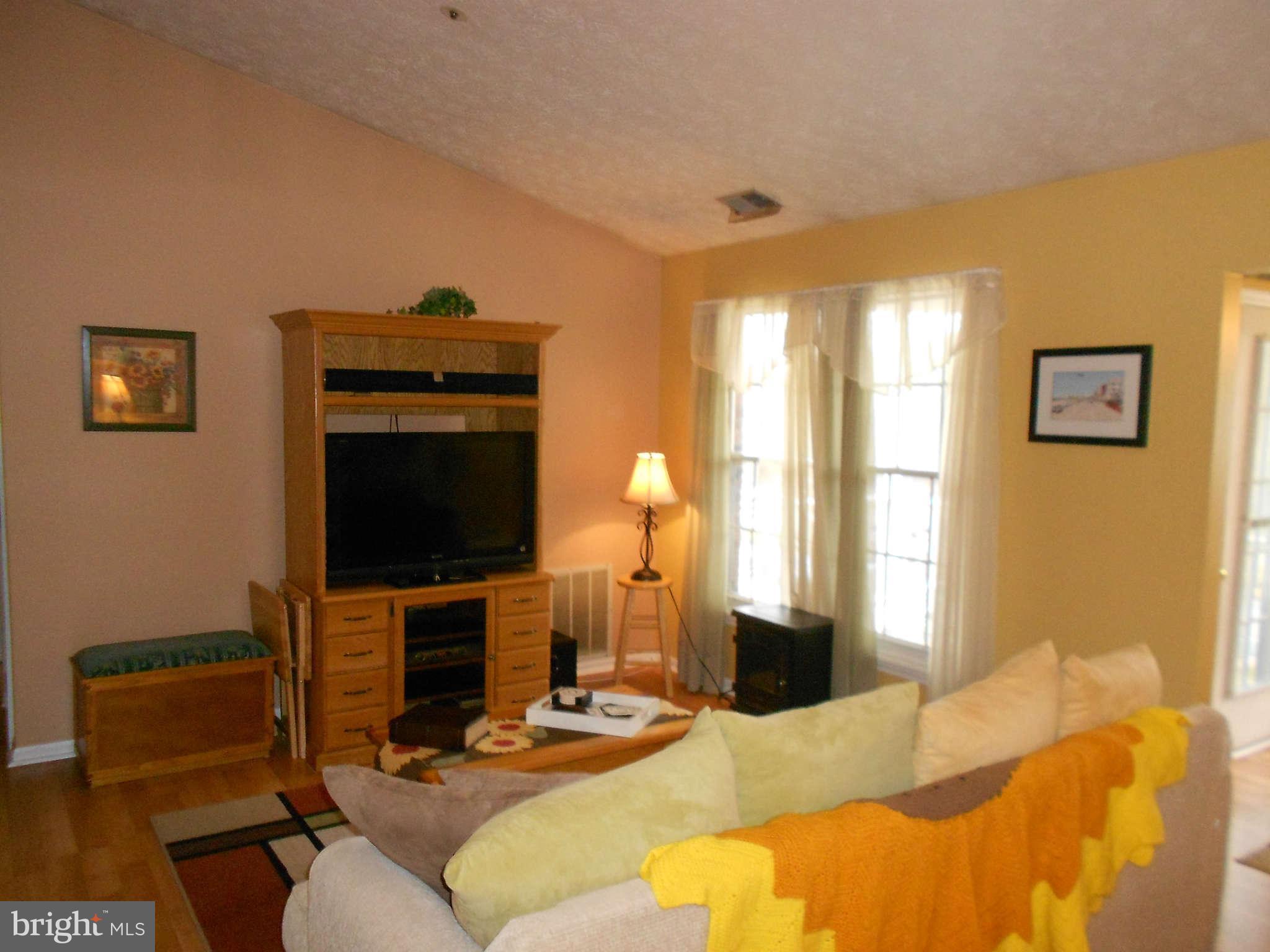 713 Deering Road, Unit 5J Pasadena, MD 21122 - Photo 3 of 26 Living Room