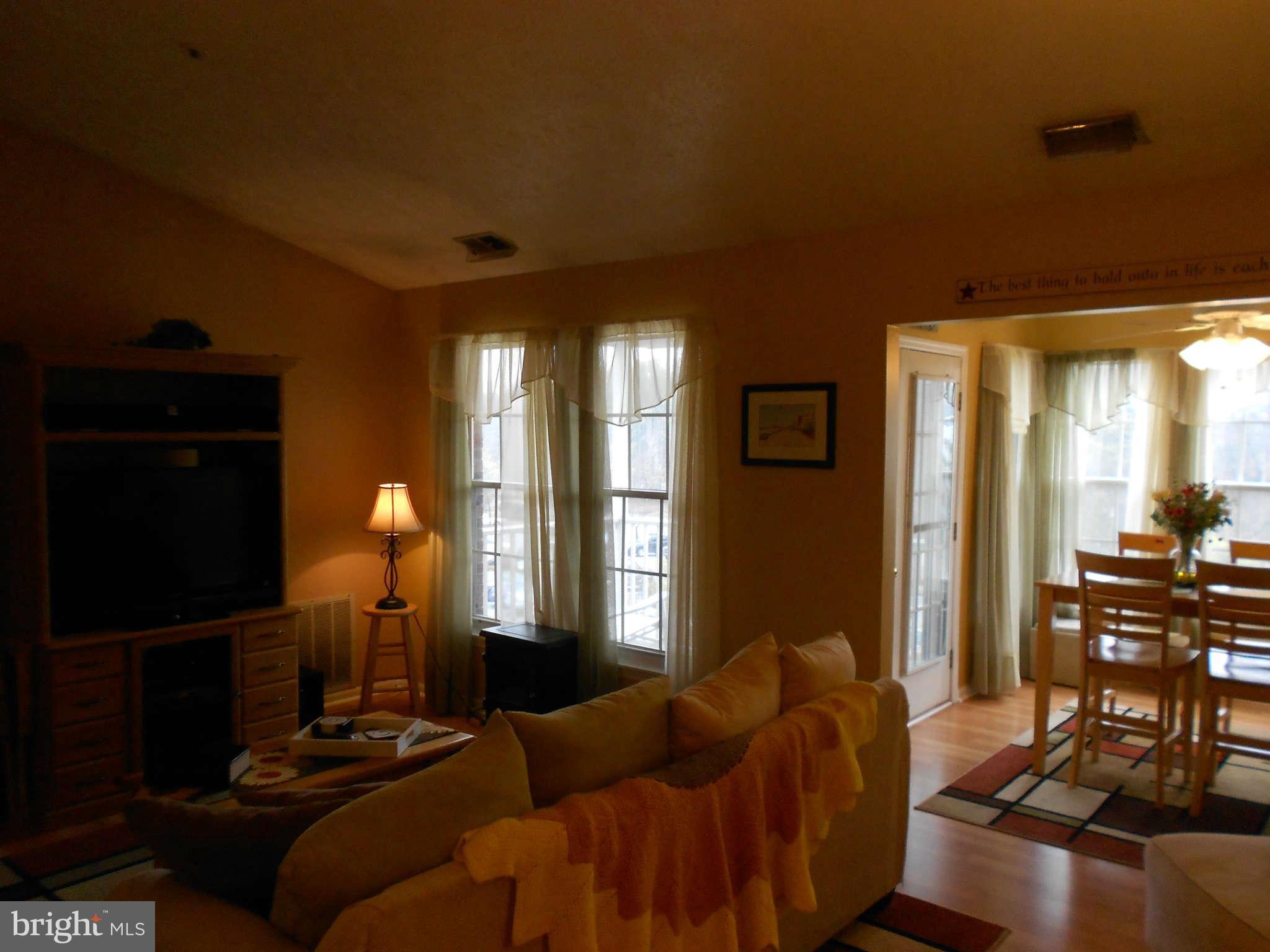 713 Deering Road, Unit 5J Pasadena, MD 21122 - Photo 4 of 26 Living Room