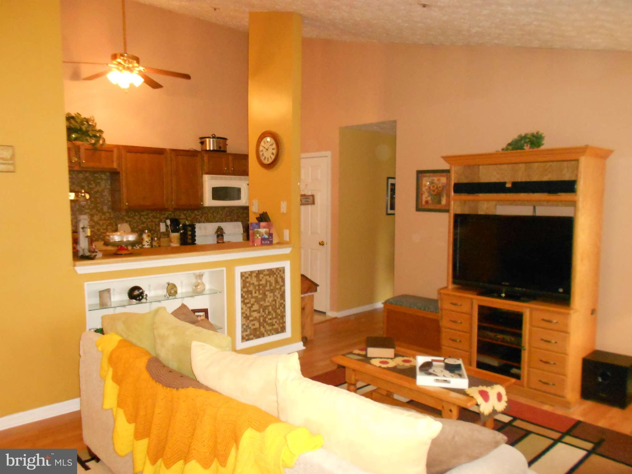 713 Deering Road, Unit 5J Pasadena, MD 21122 - Photo 6 of 26 Living Room