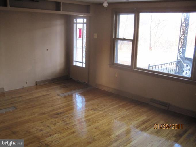 6259 Pious Ridge Road Berkeley Springs, WV 25411 - Photo 3 of 30 Living Room