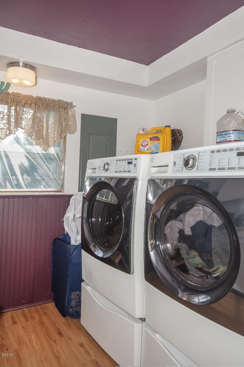 1525 North North Bank Road Otis, OR 97368 - Photo 38 of 40 Laundry room - View 1 (850x1280)