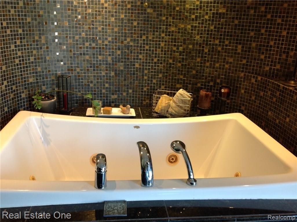 15343 Bird Road Linden, MI 48451 - Photo 23 of 47 Jacuzzi tub is oversized!
