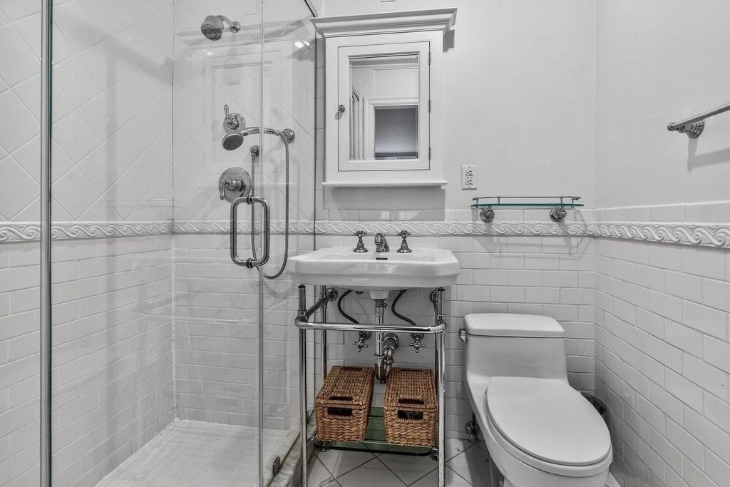 280 Beacon Street, Unit 54 Boston, MA 02116 - Photo 10 of 17 a bathroom with a toilet a sink and mirror
