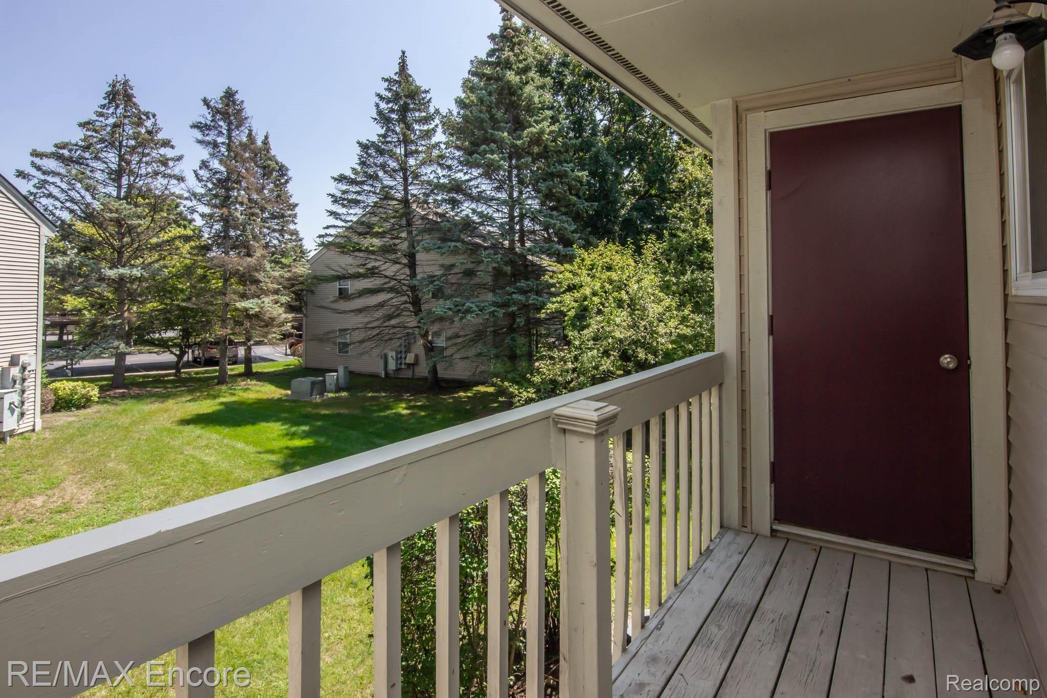 1649 Emerson Circle Rochester, MI 48307 - Photo 19 of 29 Deck