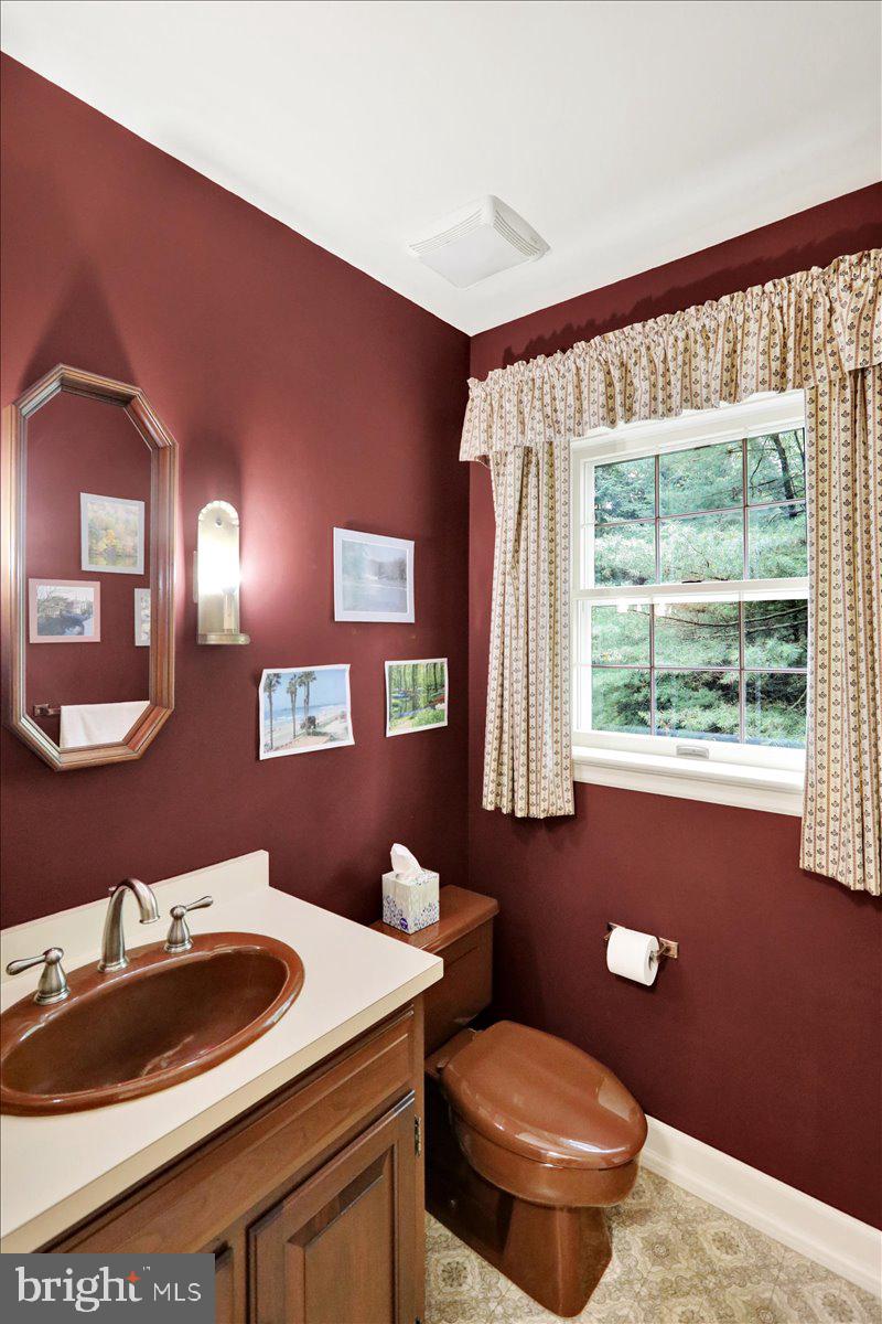 154 Deer Hill Road Reading, PA 19607 - Photo 21 of 97 a bathroom with a toilet sink and mirror