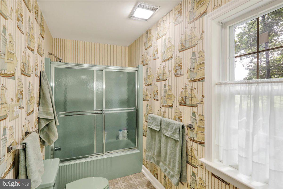 154 Deer Hill Road Reading, PA 19607 - Photo 33 of 97 a bathroom with a shower