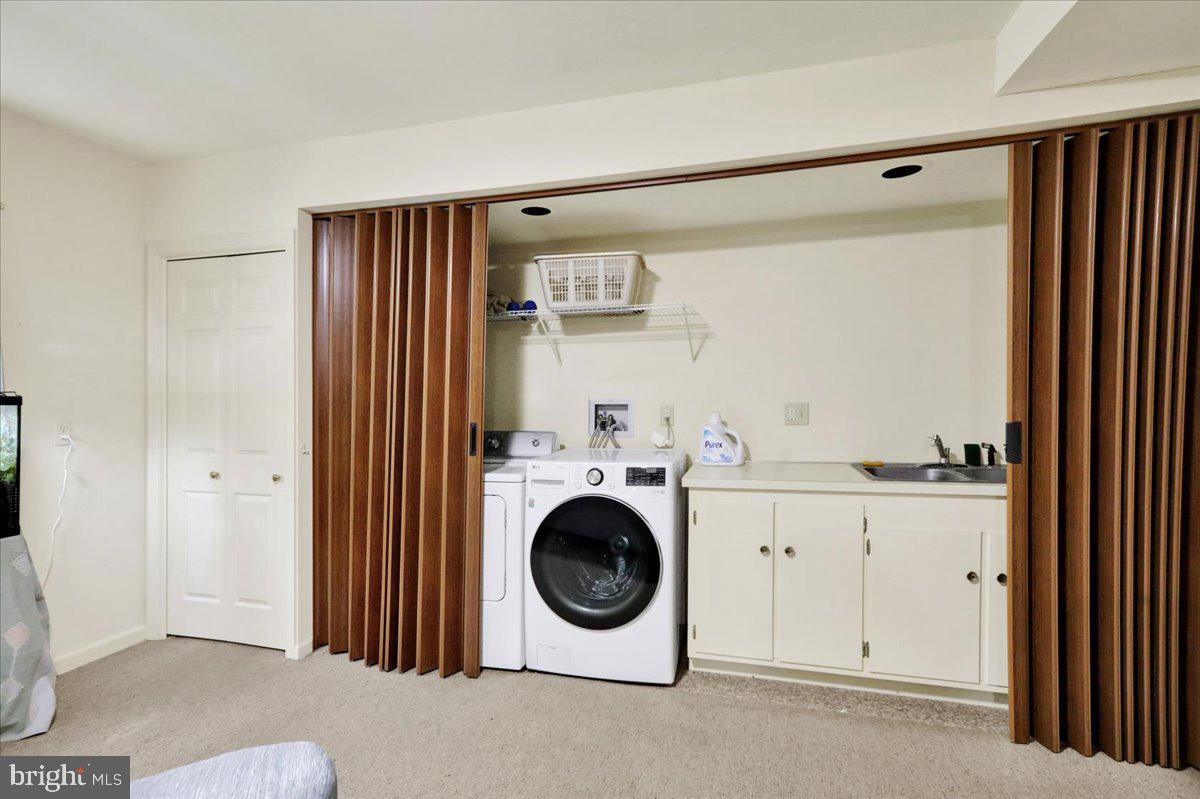 154 Deer Hill Road Reading, PA 19607 - Photo 47 of 97 a utility room with dryer and washer