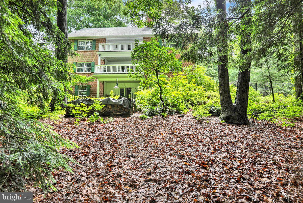 154 Deer Hill Road Reading, PA 19607 - Photo 78 of 97 a front view of a house with garden