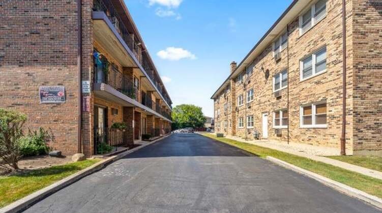 9812 Nottingham Avenue, Unit 16 Chicago Ridge, IL 60415 - Photo 15 of 18 Gallery Image 15