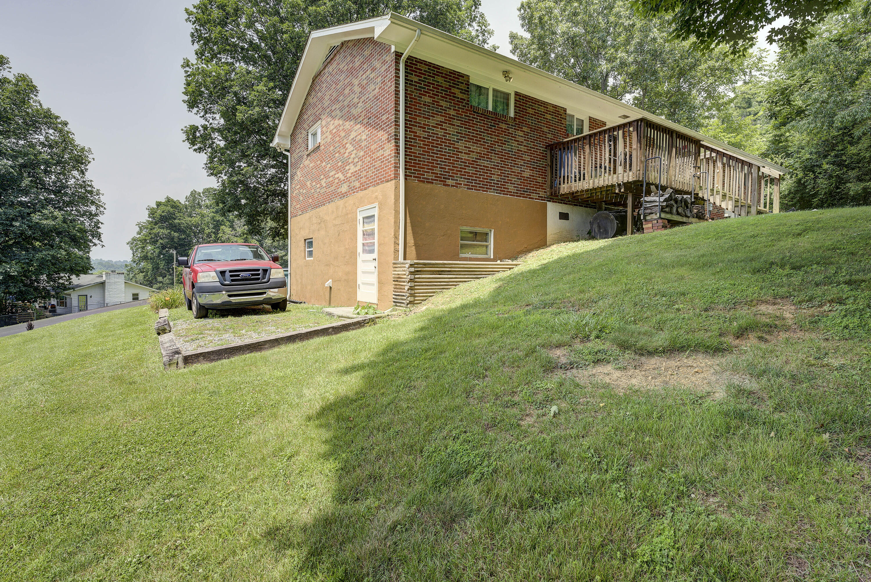 425 Omaha Road Bristol, VA 24201 - Photo 4 of 26 Omaha-22