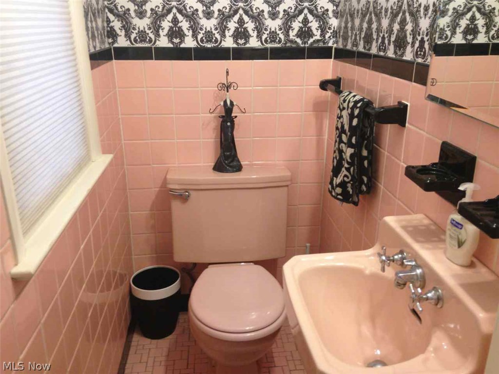 2464 Edgerton Road University Heights, OH 44118 - Photo 13 of 25