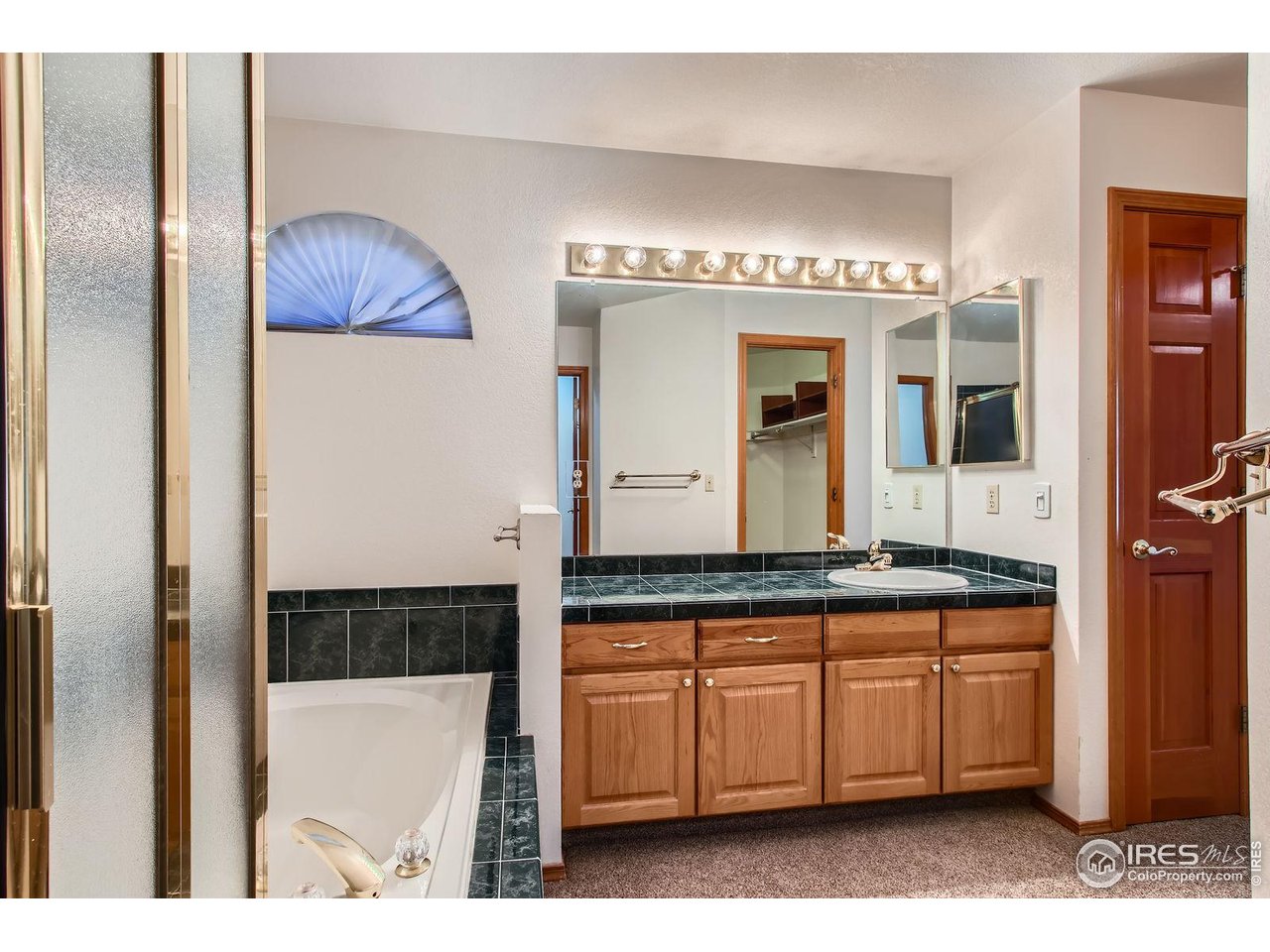 10947 West 100th Drive Broomfield, CO 80021 - Photo 20 of 38 a bathroom with a double vanity sink and a mirror