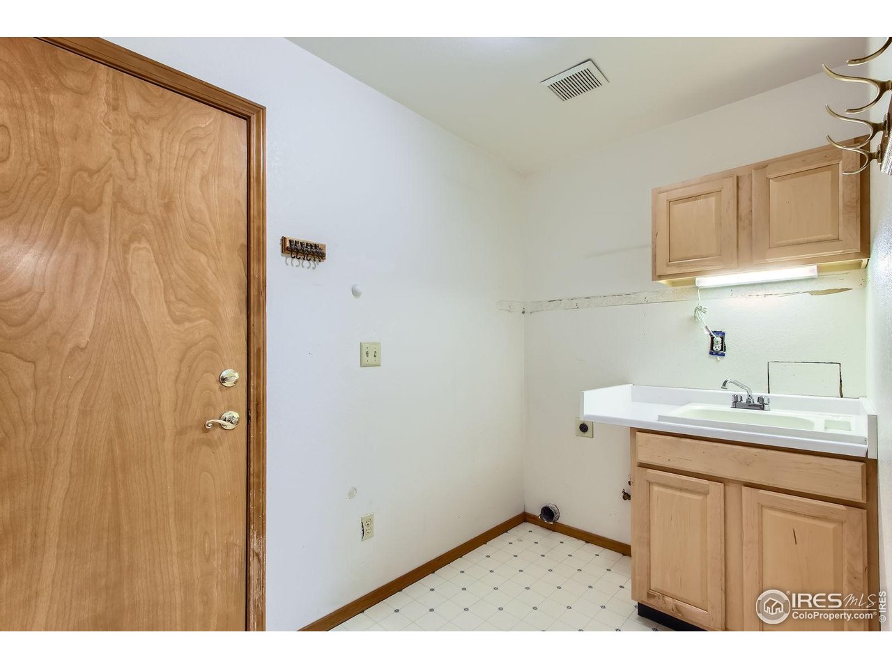 10947 West 100th Drive Broomfield, CO 80021 - Photo 29 of 38 a bathroom with a sink a mirror and vanity