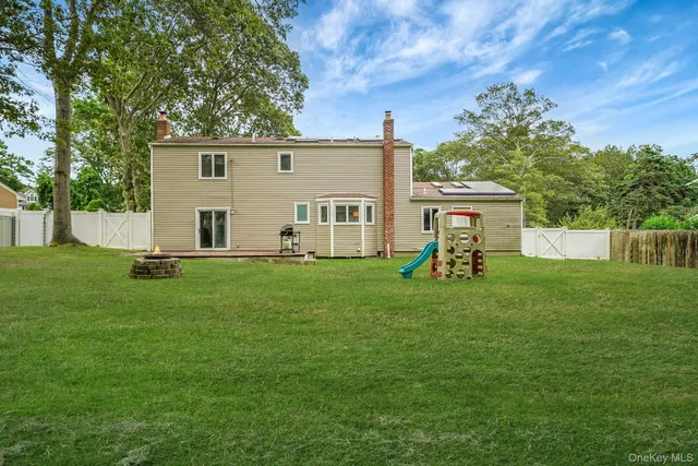 a view of a house with backyard and garden