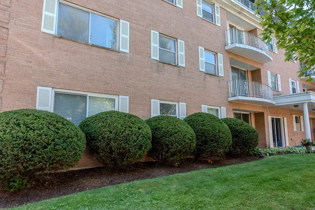 $144,000 | 415 Wesley Avenue, Unit 24, Oak Park, IL 60302