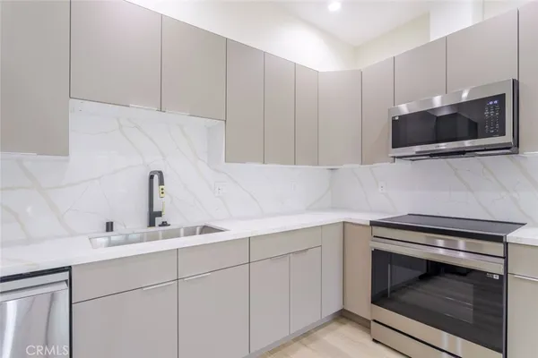 $3,450 | 11112 1/2 Emelita Street, North Hollywood, CA 91601