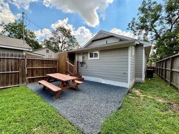 $1,725 | 410 Mc Phail Street, Unit B, Tomball, TX 77375