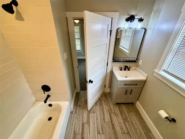 $1,725 | 410 Mc Phail Street, Unit B, Tomball, TX 77375