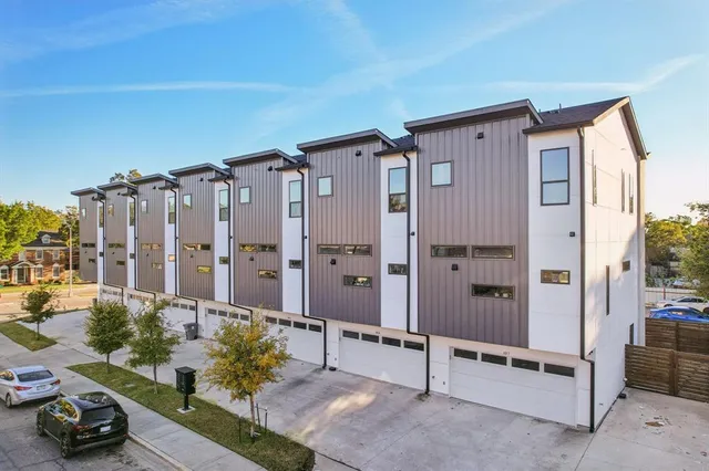 $450,000 | 145 North Henderson Avenue, Unit 102, Dallas, TX 75214